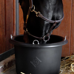 Seau d'équitation robuste et élégant pour écurie Seau d'équitation robuste et élégant pour écurie