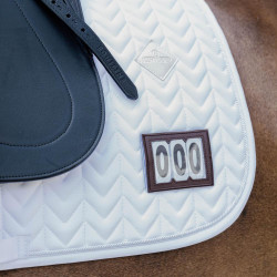 Tapis de selle compétition Fishbone avec 2 numéros Kentucky Dressage Blanc Tapis de selle compétition Fishbone avec 2 numéros Kentucky Dressage Blanc