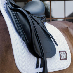 Tapis de selle compétition Fishbone avec 2 numéros Kentucky Dressage Blanc Tapis de selle compétition Fishbone avec 2 numéros Kentucky Dressage Blanc
