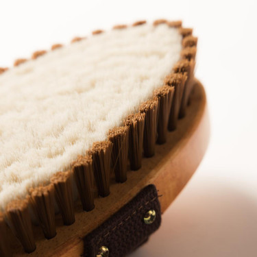 Brosse douce en poils nylon pour chevaux sensibles