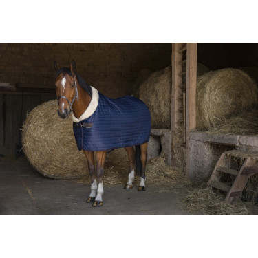 Couverture d'écurie Equithème Teddy doublée mouton synthétique Couverture d'écurie Equithème Teddy doublée mouton synthétique