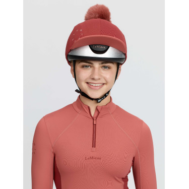 Couvre-casque équitation LeMieux avec pompon amovible Couvre-casque équitation LeMieux avec pompon amovible
