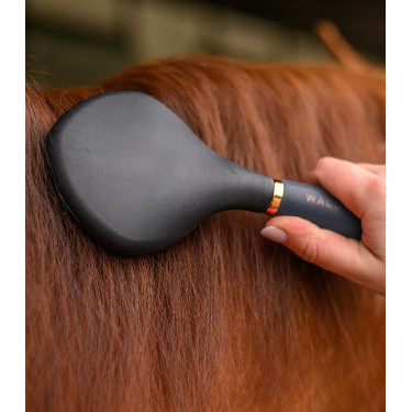 Brosse équitation Waldhausen à longs poils et poignée gel