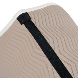 Tapis de saut matelassé à vagues Equestro Cobblestone / blanc antique Tapis de saut matelassé à vagues Equestro Cobblestone / blanc antique