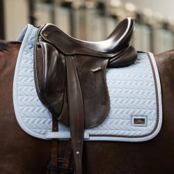 Tapis de selle HV Polo Pearly Dressage Powder blue Bleu Tapis de selle HV Polo Pearly Dressage Powder blue Bleu