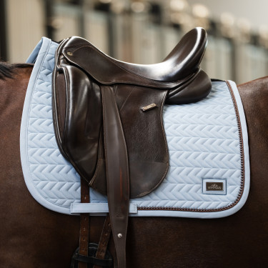 Tapis de selle HV Polo Pearly Dressage Powder blue Bleu Tapis de selle HV Polo Pearly Dressage Powder blue Bleu