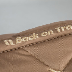 Tapis de Selle Dressage Night Collection Back On Track Nougat Marron Tapis de Selle Dressage Night Collection Back On Track Nougat Marron
