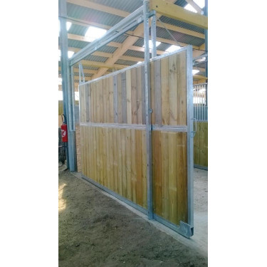 Séparation de box coulissante plein bois 3,5 m La Gée Séparation de box coulissante plein bois 3,5 m La Gée