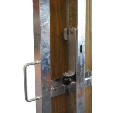 Séparation de box coulissante barraudée et soubassement bois 3,5 m La Gée Séparation de box coulissante barraudée et soubassement bois 3,5 m La Gée