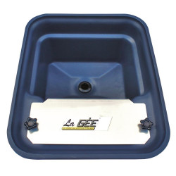 Abreuvoir Polybac 30 M simple avec rebord à cordon et support de fixation La Gée Abreuvoir Polybac 30 M simple avec rebord à cordon et support de fixation La Gée
