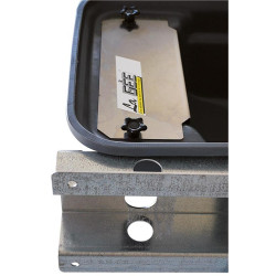 Abreuvoir Polybac 30 M simple avec rebord à cordon et support de fixation La Gée Abreuvoir Polybac 30 M simple avec rebord à cordon et support de fixation La Gée