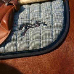 Tapis de selle Pénélope Classique Pied de poule Multi-couleurs Tapis de selle Pénélope Classique Pied de poule Multi-couleurs